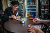 Stoïan Stoïmenov, 96 ans, en plein grattage dans un café du village de Tsurkva,le 28 mai 2018 en Bulgarie