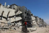 Des Palestiniens à Khan Younès, grande ville du sud de Gaza, après le retrait des troupes israéliennes, le 7 avril 2024  