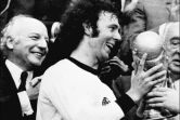 Franz Beckenbauer, le capitain des champions du monde de 1974, reçoit le trophée, le 7 juillet 1974 à Munich