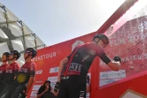 Le Britannique Chris Froome signe un autographe avant le départ de la 5e étape du Tour des Emirats (UAE), entre al-Aïn et Jebel Hafeet, le 27 février 2020
