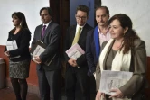 Les membres d'un groupe indépendant d'experts présentent leur rapport sur la disparition d'étudiants le 24 avril 2016 à Mexico