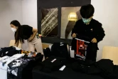 Des t-shirts du groupe de métal thaïlandais Defying Decay sont vendus lors de leur concert à Bangkok, le 12 février 2022
