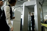 Une voyageuse passe dans un scanner de sécurité à l'aéroport d'Amsterdam-Schiphol, le 15 mai 2007 aux Pays-Bas