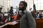Zandile Christmas Mafe présenté devant un tribunal du Cap le 4 janvier 2022 pour y répondre de l'incendie du parlement