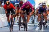Le coureur Arnaud Démare (au centre) vainqueur au sprint à Cuneo, dans le Piémont, terme de la 13e étape du Giro, le 20 mai 2022 