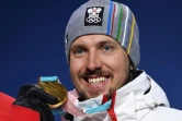 L'Autrichien Marcel Hirscher pose sur le podium avec sa médaille d'or remportée en slalom géant aux JO, le 18 février 2018 à Pyeongchang