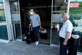 Un touriste, portant un masque de protection, sort de l'aéroport de Larcana, le 1er août 2020 à Chypre