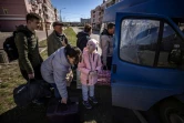 Des habitants de Kramatorsk montent dans un mini-bus pour quitter la ville au lendemain d'une frappe meurtrière de missile russe, le 9 avril 2022 dans la région du Donbass, dans l'est de l'Ukraine