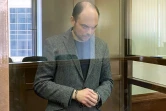 L'opposant russe Vladimir Kara-Mourza, accusé de trahison et de diffusion de "fausses" informations sur l'armée russe, se tient dans la cage des accusés lors de sa condamnation au tribunal de Moscou, le 17 avril 2023