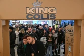 Des acheteurs lors d'une "vente à l'aveugle" de colis non réclamés, où les boîtes de toutes tailles sont vendues au poids dans un centre commercial de Rome, le 17 janvier 2025 