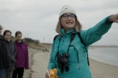Sur cette photo prise et diffusée par l'ONG Save Coastal Wildlife, la directrice de l'organisation Jenna Reynolds signale à son équipe un groupe de phoques nageant dans la baie de Sandy Hook (New Jersey), le 1er janvier 2024