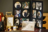 Le bureau sur lequel travaillait Diana, princesse de Galles, recouvert de quelques effets personnels choisis par ses fils, lors d'une séance photo au Palais de Buckingham à Londres, le 20 juillet 2017