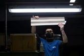 Un employé de Rechapados Ferrer vérifie la finition d'un échiquier, le 5 mars 2021 à La Garriga, près de Barcelone