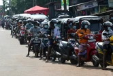 Des motocyclistes font la queue pour effectuer un plein d'essence, le 12 avril 2022 dans la capitale Colombo