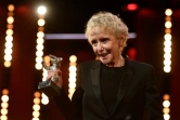 La réalisatrice française Claire Denis  reçoit le Lion d'argent de la meilleure réalisation pour son film "Avec amour et acharnement", le 16 février 2022 lors de la 72e Berlinale