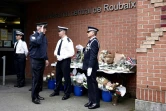 Le directeur général de la police nationale Frédéric Veaux (2e g) devant le commissariat de Roubaix, le 22 mai 2023 dans le Nord