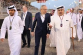 Le PDG de la F1 Stefano Domenicali (au centre) avec ses hôtes lors du GP de   Bahreïn à Sakhir, le 20 mars 2022 