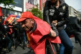 Un policier anti-émeute arrête un manifestant le 1er mai 2017 à Istanbul