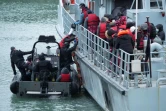 Des migrants secourus en mer, à bord du HMC Vailant, arrivent au port de Douvres, dans le sud-est de l'Angleterre, le 24 novembre 2021