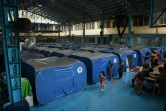 Des enfants évacués à l'approche du typhon Goni jouent dans un refuge temporaire, le 1er novembre 2020 à Manille, aux Philippines