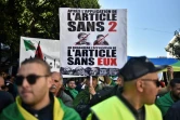 Des manifestants brandissent des pancartes contre des figures emblématiques du gouvernement d'Abdelaziz Bouteflika, à Alger, le 29 mars 2019