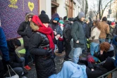 Des Berlinois attendent devant un magasin leur tour d'acheter une paire de chaussures-billets vendues par la société de transport en commun berlinoise, le 16 janvier 2018