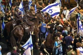 Des manifestants se heurtent à la police anti-émeute israélienne lors d'un mouvement de contestation contre le plan de réforme judiciaire du gouvernement à Tel-Aviv, le 24 juillet 2023