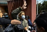 L'ancienne présidente bolivienne par intérim Jeanine Añez fait signe à ses partisans avant son incarcération le 15 mars 2021 à La Paz 