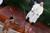 Le pape François regarde une démonstration d'un jeune indigène à Puerto Maldonado (Pérou), le 19 janvier  2018