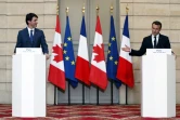 Le président Emmanuel Macron (d) et le Premier ministre canadien Justin Trudeau lors d'une conférence de presse à l'Elysée, le 16 avril 2018 à Paris