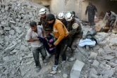 Une victime extraite des décombres après un bombardement le 20 novembre 2016 à Alep