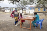 Deux femmes Maasaï s'enregistrent dans un dispensaire pour être vaccinées à  Kajiado (Kenya), le  9 septembre 2021