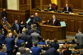 Le président ukrainien Petro Porochenko (c) devant le Pralement réuni en session d'urgence, le 26 novembre 2018 à Kiev 