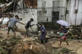 Photo transmise par la municipalité brésilienne de Recife montrant des secouristes et des habitants au milieu des débris charriés par les pluies torrentielles et les glissements de terrain qui ont frappé le nord-est du Brésil, le 28 mai 2022