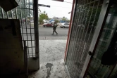 Un membre de la garde nationale patrouille à Maracaibo au Venezuela, après des émeutes et des pillages, le 28 avril 2016