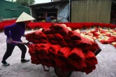 Transport d'encens séché sur une charrette, à Quang Phu Cau village près de Hanoï le 12 janvier 2022