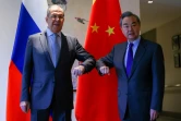 Le ministre chinois des Affaires étrangères Wang Yi (d) et son homologue russe Sergueï Lavrov, le 23 mars 2021 à Guilin