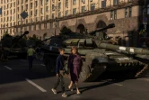 Des habitants se promènent sur l'avenue Khrechtchatyk, l'artère principale de Kiev, où des épaves de blindés russes sont exposées à l'occasion de la fête de l'Indépendance de l'Ukraine, le 24 août 2023