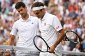 Le Serbe Novak Djokovic réconforte le Suisse Roger Federer, battu en 5 sets en finale du tournoi de Wimbledon, le 14 juillet 2019 à Londres