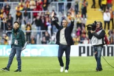 L'entraîneur de Nice Franck Haise (au centre) salue les spectateurs de Lens lors du match de la 6e journée de ligue 1 le 28 septembre 2024 à Lens
