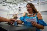 Une personne vote à Faa'a, en Polynésie française, le 30 avril 2023