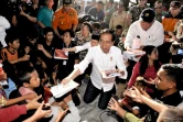 Photo diffisée par la présidence indonésienne montre le président Joko Widodo aved les sinistrés après le séisme à Lombok, le 30 juillet 2018
