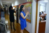 Une femme applaudit lors d'un cours dispensé par Xiu Weiliang sur l'art de la communication, à Harbin le 5 juillet 2015