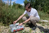 Alexei Zetkin réalise un test chimique sur le tuyau d'évacuation d'une usine de papier à Penza, à 600 km de Moscou, le 22 août 2023  


