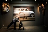 La Japonaise Kimiko Nishimoto pose devant l'une de ses photos exposées dans une galerie, le 14 décembre 2017 à Tokyo