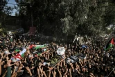 Des personnes portent les corps drapés d'hommes tués lors d'un raid israélien suivi d'affrontements avec des Palestiniens, dans le camp de réfugiés de Jénine, en Cisjordanie occupée, lors de leurs funérailles, le 10 novembre 2023
