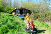 Les filles de Jonathan Attias et Caroline Perez jouent devant leur cabane à Chasteaux (Corrèze), le 23 avril 2021