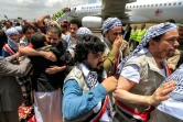 Des prisonniers Houthis libérés dans le cadre d'un accord d'échange, à leur arrivée à l'aéroport de Sanaa, le 14 avril 2023 au Yémen
