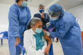 Une personne âgée reçoit une dose du vaccin Sinovac dans une maison de santé à Medellin en Colombie, le 27 février 2021