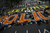 Des manifestants allongés autour d'une inscription invitant à "couper les vivres de la police", le 6 juin 2020, à Washington